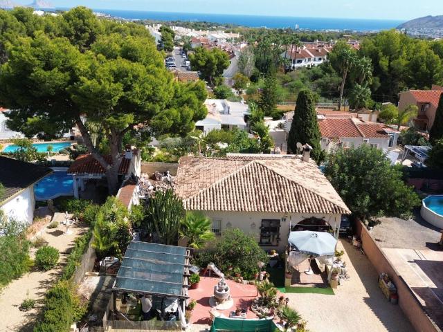 Chalet en venta en Alfàs del Pi l´, Escandinavia Cautivador. Propiedad con Ubicación Espectacular y Gran Potencial. Chalets Alfàs del Pi.