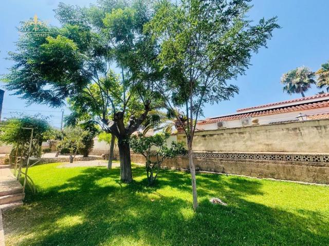 Chalet en venta en Alfàs del Pi l´, L´Albir. Chalet de una planta con amplia parcela y árboles frutales en una ubicación privilegiada Albir. Chalets Alfàs del Pi.