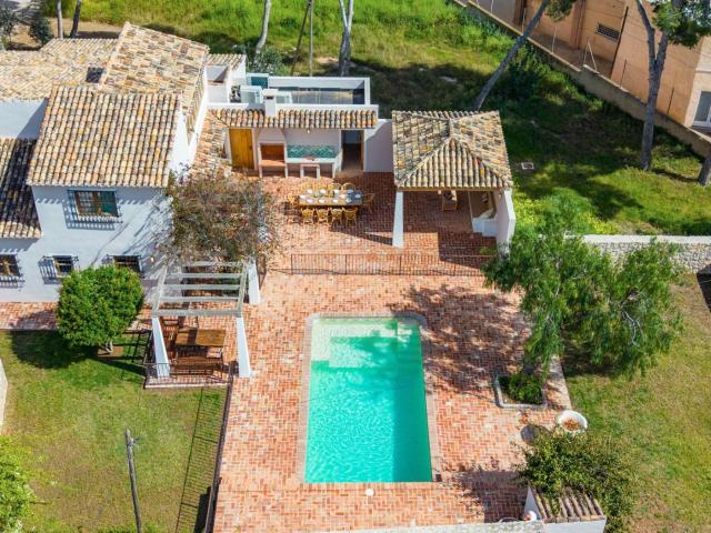 Chalet en venta en Alfàs del Pi l´, Pueblo Ubanizaciones. Esencia mediterránea y serenidad en el corazón de Alfaz Del Pí. Chalets Alfàs del Pi.