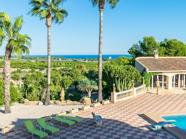 Chalet en venta en Alfàs del Pi l´, Pueblo Ubanizaciones. Increíble mansión de lujo con parcela 15000 m2, vistas al mar y muchas extras exclusivas en propiedad. Chalets Alfàs del Pi.