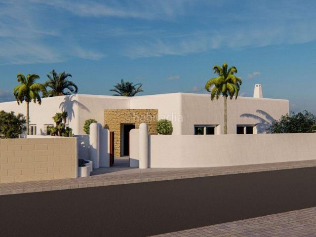 Chalet en venta en Alfàs del Pi l´, Pueblo Ubanizaciones. Villa de 3 dormitorios y 2 baños con piscina en Alfaz del Pi. Chalets Alfàs del Pi.