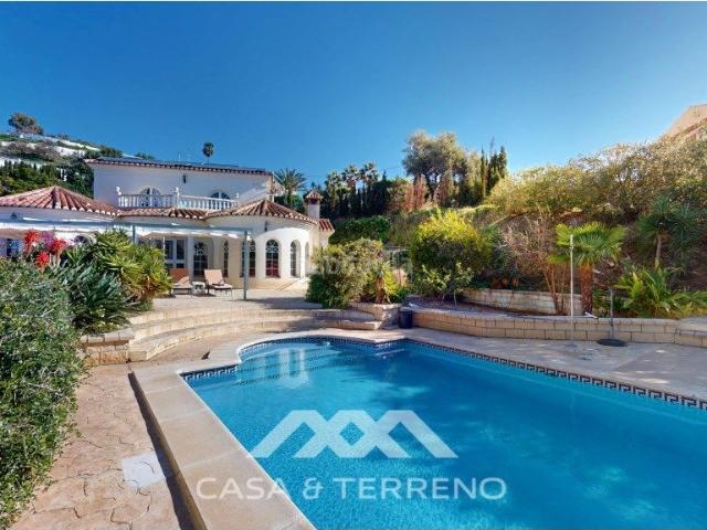 Chalet en venta en Algarrobo, Algarrobo Pueblo. Se vende Elegante Villa con Jardín y Piscina en Algarrobo, Málaga. Chalets.