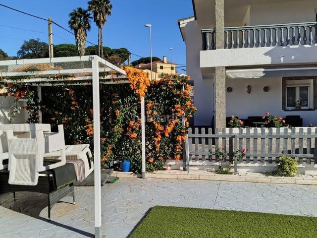 Chalet en venta en Algeciras, Los Pinos. Exclusivo chalet independiente con piscina y gran parcela en Colonia San Miguel Algeciras. Chalets.