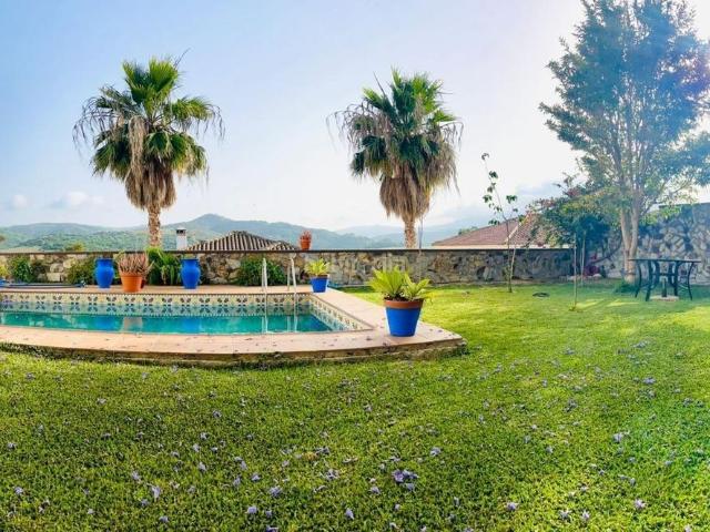 Chalet en venta en Algeciras, San García. Chalet independiente con piscina y vistas al mar. Chalets.