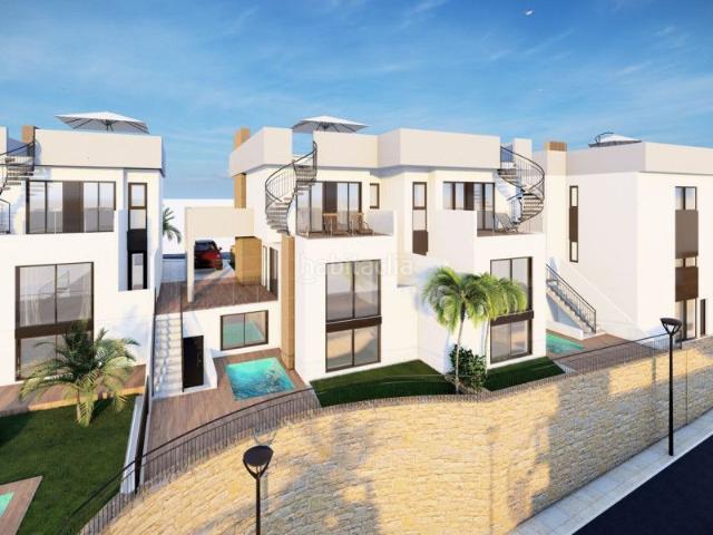 Chalet en venta en Algorfa. Villa de 3 dormitorios y 3 baños con piscina y terraza en Algorfa. Chalets.