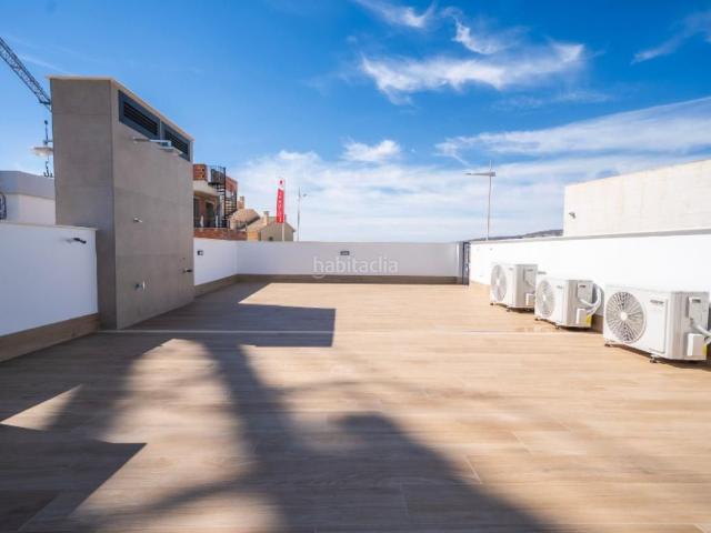 Chalet en venta en Algorfa. Villa de 3 dormitorios y 3 baños con piscina y jardín en Algorfa. Chalets.