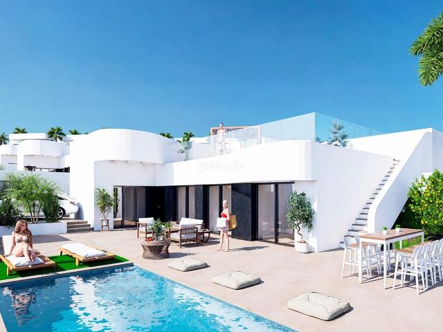 Chalet en venta en Algorfa. Villa de 3 dormitorios y 2 baños con piscina y jardín en Algorfa. Chalets.