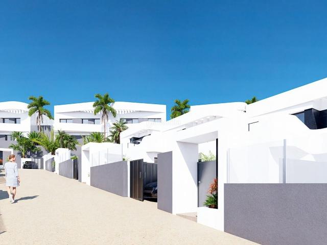 Chalet en venta en Algorfa. Villa de 3 dormitorios y 2 baños con piscina y jardín en Algorfa. Chalets.