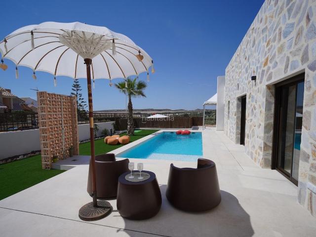 Chalet en venta en Algorfa. Villas independientes con 3 dormitorios y 2 baños, piscina, en La finca Golf Resort. Chalets.