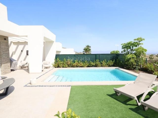 Chalet en venta en Algorfa. Algorfa, La Finca Golf Villa de lujo con una parcela de 415 m2 y una vivienda en una sola planta de 134 m2, la vivienda cuenta con. Chalets.
