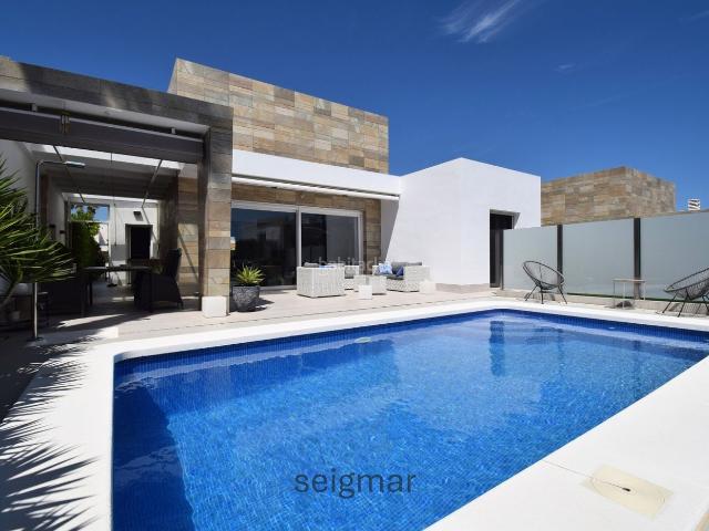 Chalet en venta en Algorfa. EXCLUSIVA VIVIENDA INDEPENDIENTE CON PISCINA EN LA FINCA GOLF. Chalets.