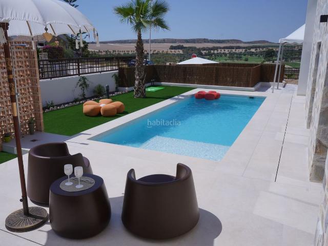 Chalet en venta en Algorfa. Exclusiva Villa en La Finca Golf Resort Elegancia, Privacidad y Vistas Incomparables al Campo de Golf. Chalets.