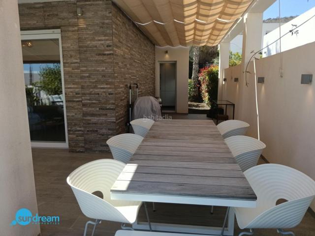 Chalet en venta en Algorfa. Exclusiva villa independiente con piscina privada a la venta en La Finca Golf Resort. Chalets.