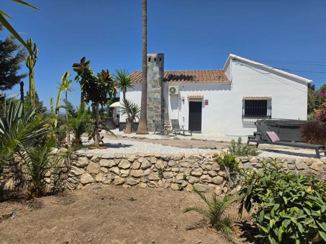 Chalet en venta en Alhaurín de la Torre, El Romeral Peñón de Zapata. Exclusiva Villa de Diseño con Apartamento de Invitados, Piscina y Jacuzzi en El Lagar de las Pitas, Alhaurín de la Torre. Chalets.