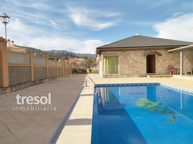 Chalet en venta en Alhaurín de la Torre, Jardines de Alhaurín Huerta Alta Fuensanguínea. Exclusiva propiedad con dos viviendas independientes y amplia piscina en Fuensanguínes, Alhaurín de la Torre.
