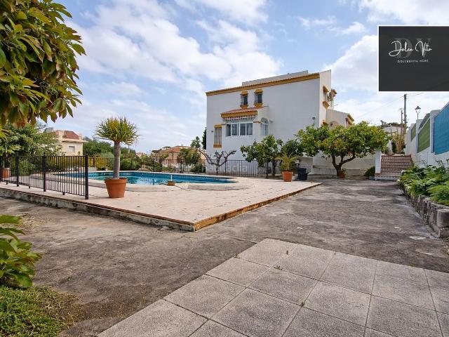 Chalet en venta en Alhaurín de la Torre, Manantiales Lagar Cortijo. Casa o chalet independiente en venta en Calle Martín Torrecilla. Chalets Alhaurín de la.
