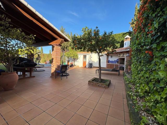 Chalet en venta en Alhaurín de la Torre, Manantiales Lagar Cortijo. Chalet independiente reformado en Manantiales con piscina privada y gran parcela de 1.025 m2. Chalets Alhaurín de la.