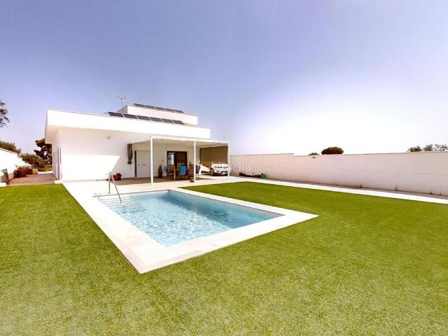 Chalet en venta en Alhaurín de la Torre, Pinos de Alhaurín. Espectacular vivienda independiente con 4 dormitorios, piscina y gran parcela en Pinos. Chalets Alhaurín de la.
