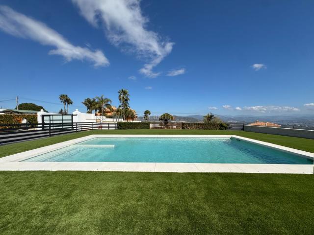 Chalet en venta en Alhaurín de la Torre, Pinos de Alhaurín. Villa en una sola planta reformada íntegramente, piscina nueva y gran porche con cocina de nueva construcción. Chalets Alhaurín de la.