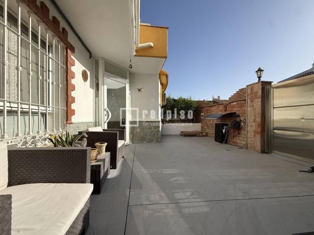 Chalet en venta en Alhaurín de la Torre, Platero El Limón. Espectacular vivienda de 5 dormitorios con piscina, placas solares y patio privado en Alhaurín de la Torre. Chalets Alhaurín de la.