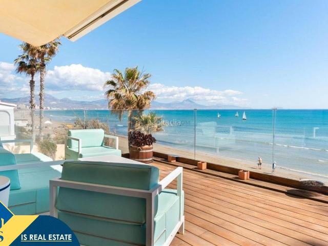 Chalet en venta en Alicante, Cabo de las Huertas. Villa renovada con terraza, en la provincia de Alicante, en la ciudad de Alicante. 11 habitaciones 720 m² A 500 metros del mar. Chalets.