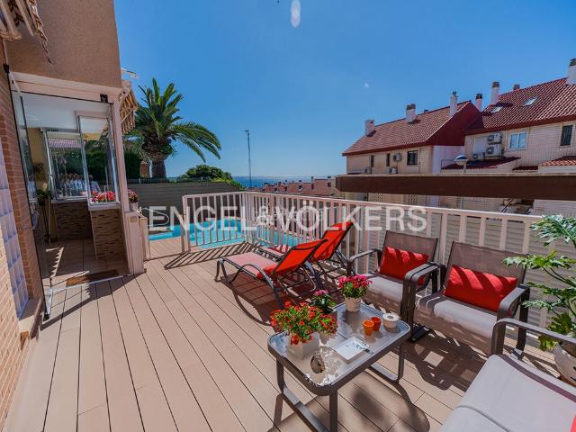 Chalet en venta en Alicante, Cabo de las Huertas. Cabo Huertas: Privacidad y Ubicación a un Paso del Mar. Chalets.