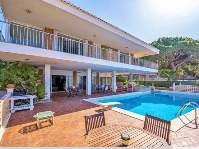 Chalet en venta en Alicante, Cabo de las Huertas. Oportunidad única de vivir frente al mar en una de las mejores zonas de La Comunidad Valenciana. Chalets.