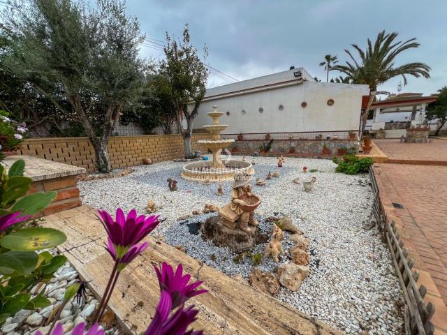 Chalet en venta en Alicante, Casco Antiguo Sta. Cruz Ayuntamiento. Espectacular Chalet en Alicante Zona Monforte del Cid, La Capitana. Chalets.