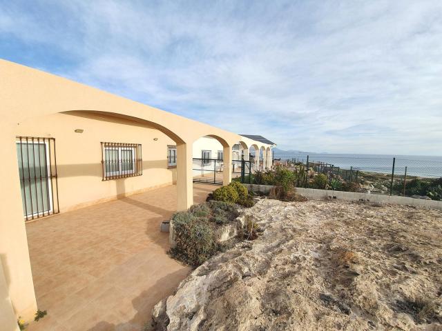 Chalet en venta en Alicante, Agua Amarga Urbanova. CHALET INDEPENDIENTE ENFRENTE DE LA PLAYA DE URBANOVA. ALICANTE. Chalets.