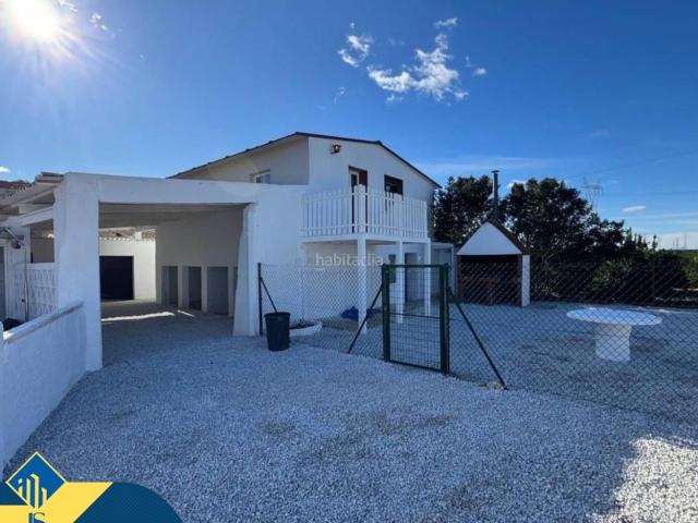 Chalet en venta en Alicante, Garbinet Parque de las Avenidas. Villa con piscina comunitaria, en la provincia de Alicante, en la ciudad de Alicante. 11 habitaciones 400 m² A 2 km del mar. Chalets.