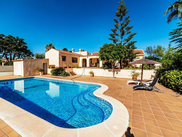 Chalet en venta en Alicante, Garbinet Parque de las Avenidas. Villa con terreno y árboles frutales en venta en Los Montesinos Alicante. Chalets.