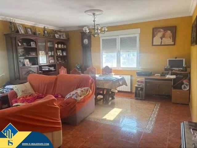 Chalet en venta en Alicante, Fontcalent. Villa con terraza, en la provincia de Alicante, en la ciudad de Alicante. 5 habitaciones 390 m² 6,5 kilómetros del mar. Chalets.