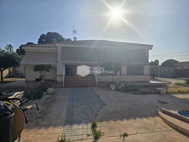 Chalet en venta en Alicante, Fontcalent. Chalet independiente con piscina y amplia parcela en Alicante. Chalets.