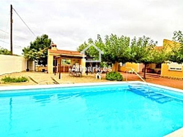 Chalet en venta en Alicante, Moralet. Chalet con piscina y placas solares en Moralet. Chalets.