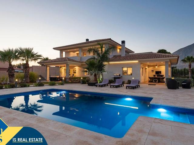 Chalet en venta en Alicante, Pla de la Vallonga. Villa con piscina privada, en la provincia de Alicante, en la ciudad de Alicante. 5 habitaciones 442 m² 8 kilómetros del mar. Chalets.