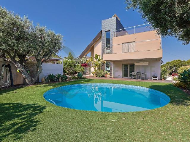 Chalet en venta en Alicante, Vistahermosa. Chalet independiente en Alicante con vistas al mar, piscina y eficiencia energética. Chalets.