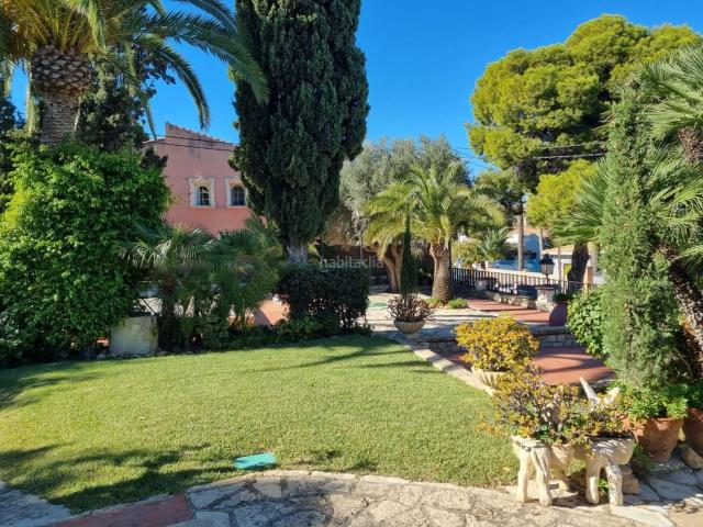 Chalet en venta en Alicante, Vistahermosa. Hay casas que se compran. Y hay casas que se heredan del tiempo.Esta es una de ellas.Construida en 1965, en una de las ubicaciones. Chalets.