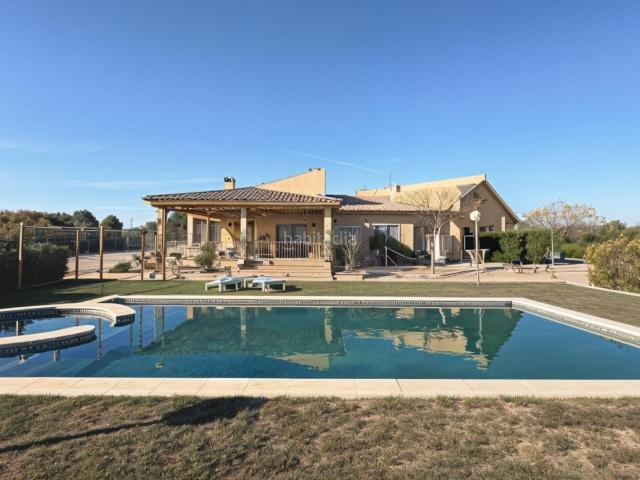 Chalet en venta en Almansa. Espectacular chalet con piscina y parcela de 21.900 m2 en Almansa. Chalets.