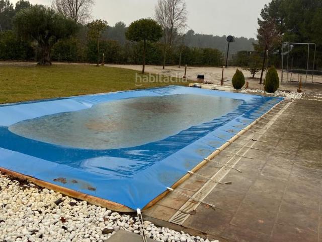 Chalet en venta en Almansa. Magnifico chalet a un kilometro de Almansa, con piscina y pista de padel. Chalets.
