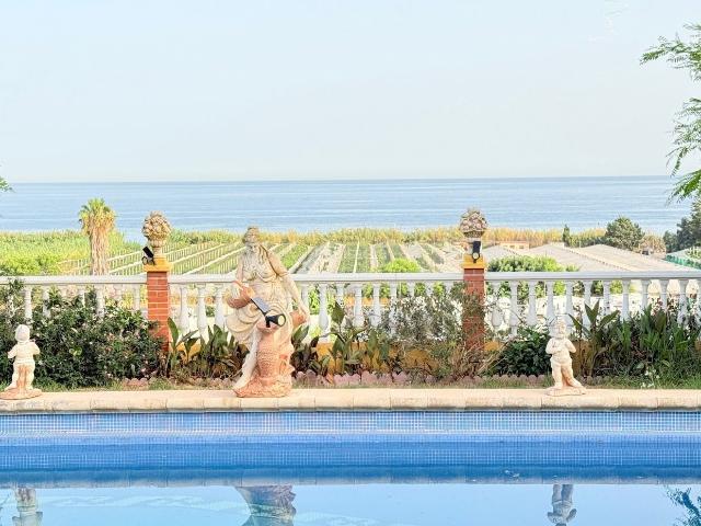 Chalet en venta en Almayate Bajo. VILLA DE LUJO en Almayate a 300 metros de la playa con vistas al mar. Chalets Almayate.