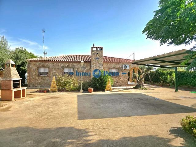 Chalet en venta en Almendralejo. !BUENA OPORTUNIDAD! FANTASTICO CHALET TOTALMENTE LEGALIZADO. Chalets.