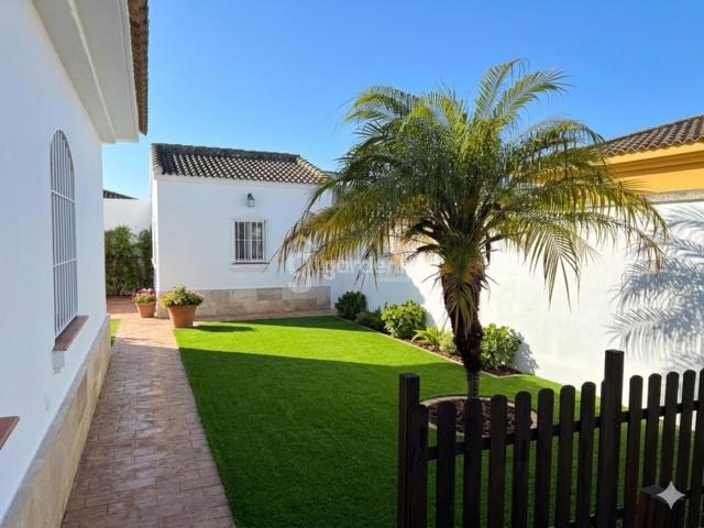 Chalet en venta en Almensilla. CHALET PARA REFORMAR A TU GUSTO. Chalets.