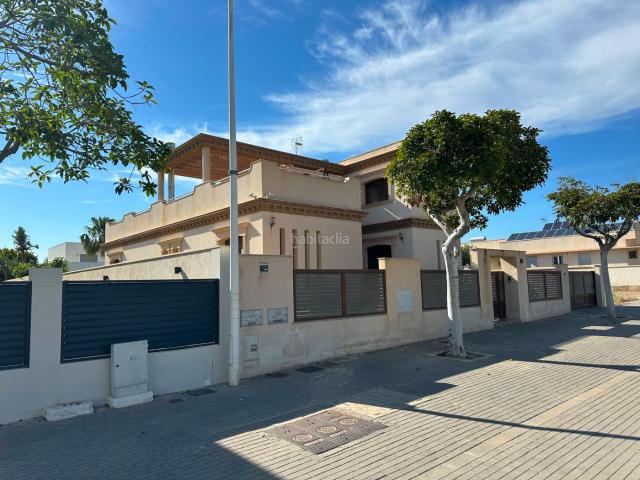 Chalet en venta en Almería, El Toyo. Chalet de lujo en Retamar con piscina y apartamento. Chalets.