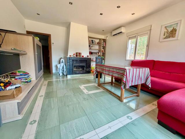 Chalet en venta en Almodóvar del Río. Chalet independiente con piscina, placas solares y amplia parcela en Urbanización Cuevas Bajas. Chalets Almodóvar del.