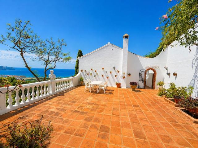 Chalet en venta en Almuñécar, Urb. San Antonio. Oportunidad Parcela de 732 metros con chalet y 2 apartamentos independientes con piscina privada. Chalets.