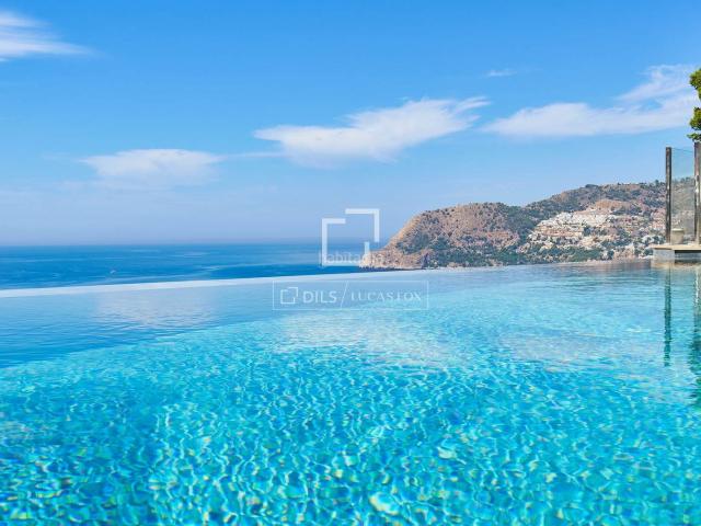 Chalet en venta en Almuñécar, La Herradura. Exclusiva villa moderna con vistas panorámicas al mar en venta en La Herradura, Granada. Chalets.