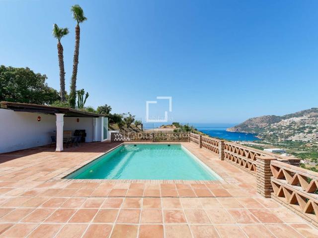 Chalet en venta en Almuñécar, La Herradura. Villa de lujo con carácter único rústico y vistas incomparables en venta en La Herradura, Granada. Chalets.