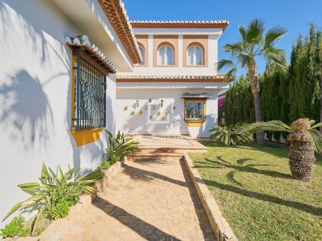 Chalet en venta en Almuñécar, Punta La Mona. Villa de estilo tradicional andaluz en venta en La Herradura, Granada. Chalets.
