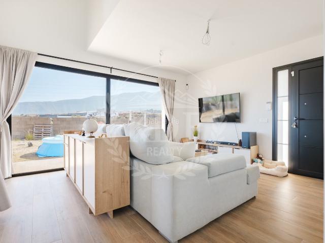 Chalet en venta en Arafo. Chalet independiente de 4 hab. con 665 m² de parcela y terraza en Arafo. Chalets.