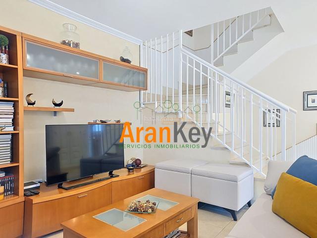 Chalet en venta en Aranjuez, Nuevo Aranjuez Ciudad de las Artes. Chalet Pareado con Piscina Salina y Amplio Garaje, zona Artes Aranjuez. Chalets.